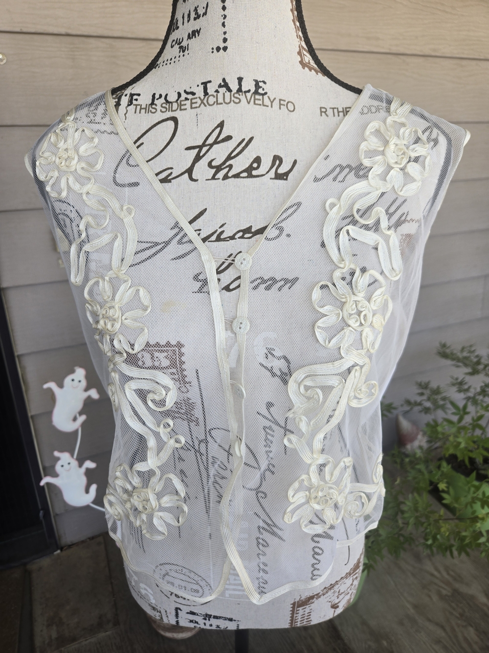 Vintage Judy Knapp White Vest! Beautiful white appliques. Tie Back. Size SM